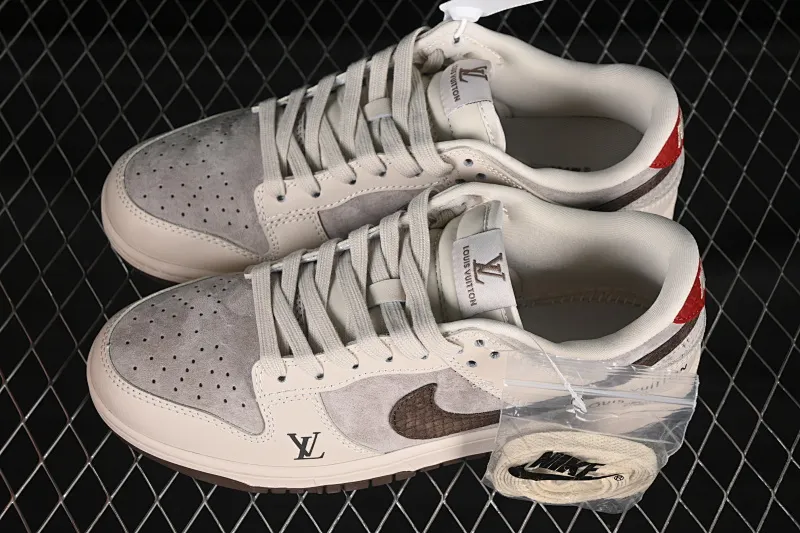 All categories Nk SB Dunk Series Nk SB Dunk Low High-end customized low-top sneakers Nike SB Dunk Low LV joint red tail chocolate Anniversary high-end customized low-top casual sneakers XX3168-123